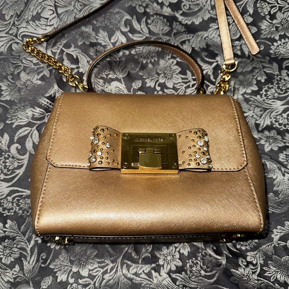 Michael kors cross body mini bag. Nude color with decorative bow. - Picture 4 of 5